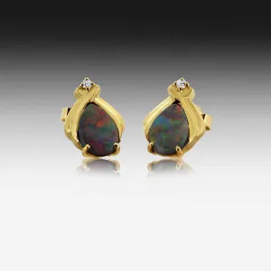 18kt Yellow Gold Black Opal earrings