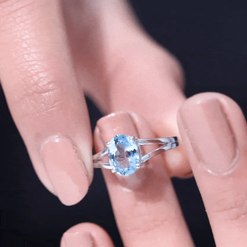 Oval Aquamarine Solitaire Engagement Ring in Split Shank