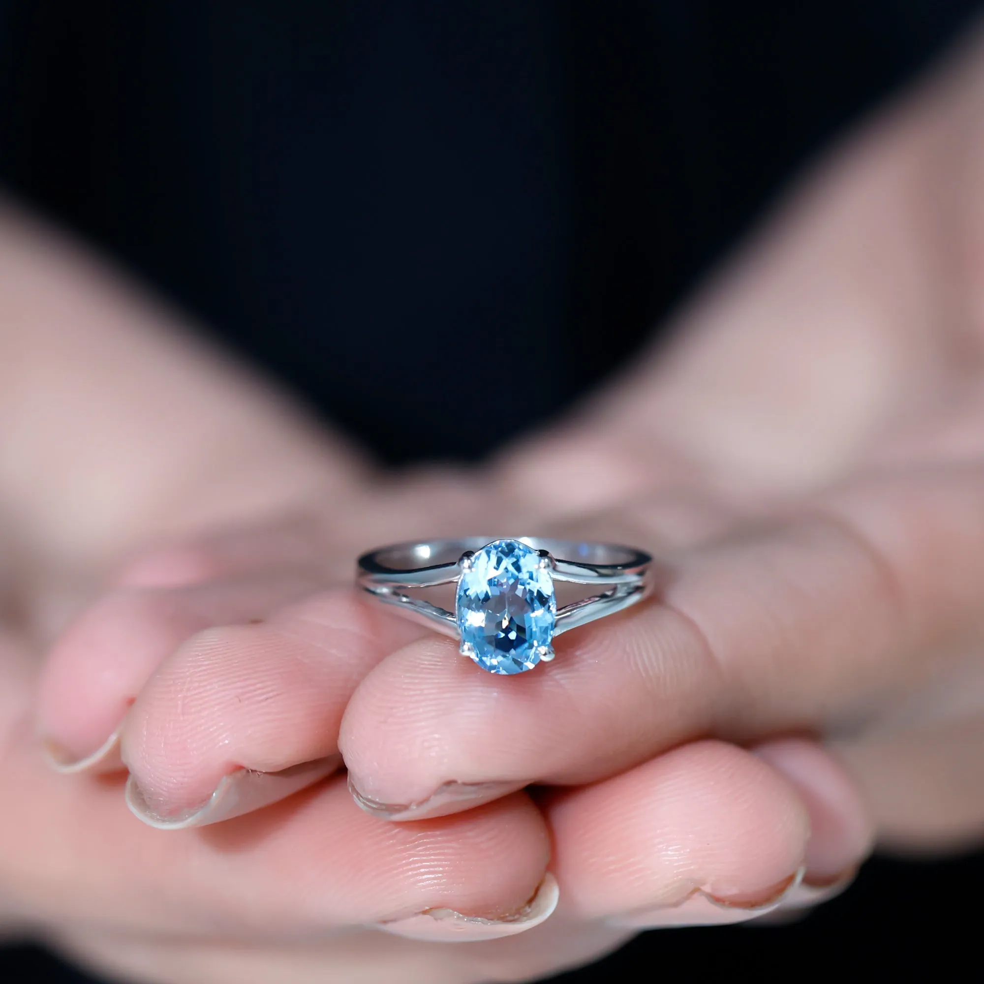 Oval Aquamarine Solitaire Engagement Ring in Split Shank