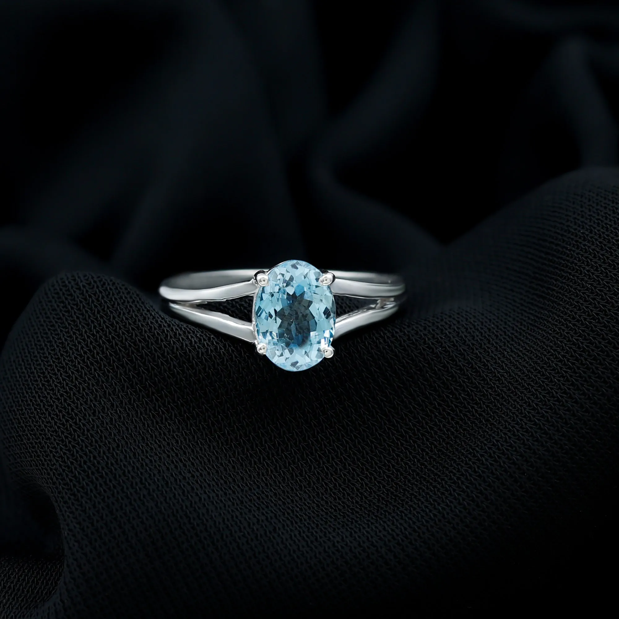 Oval Aquamarine Solitaire Engagement Ring in Split Shank
