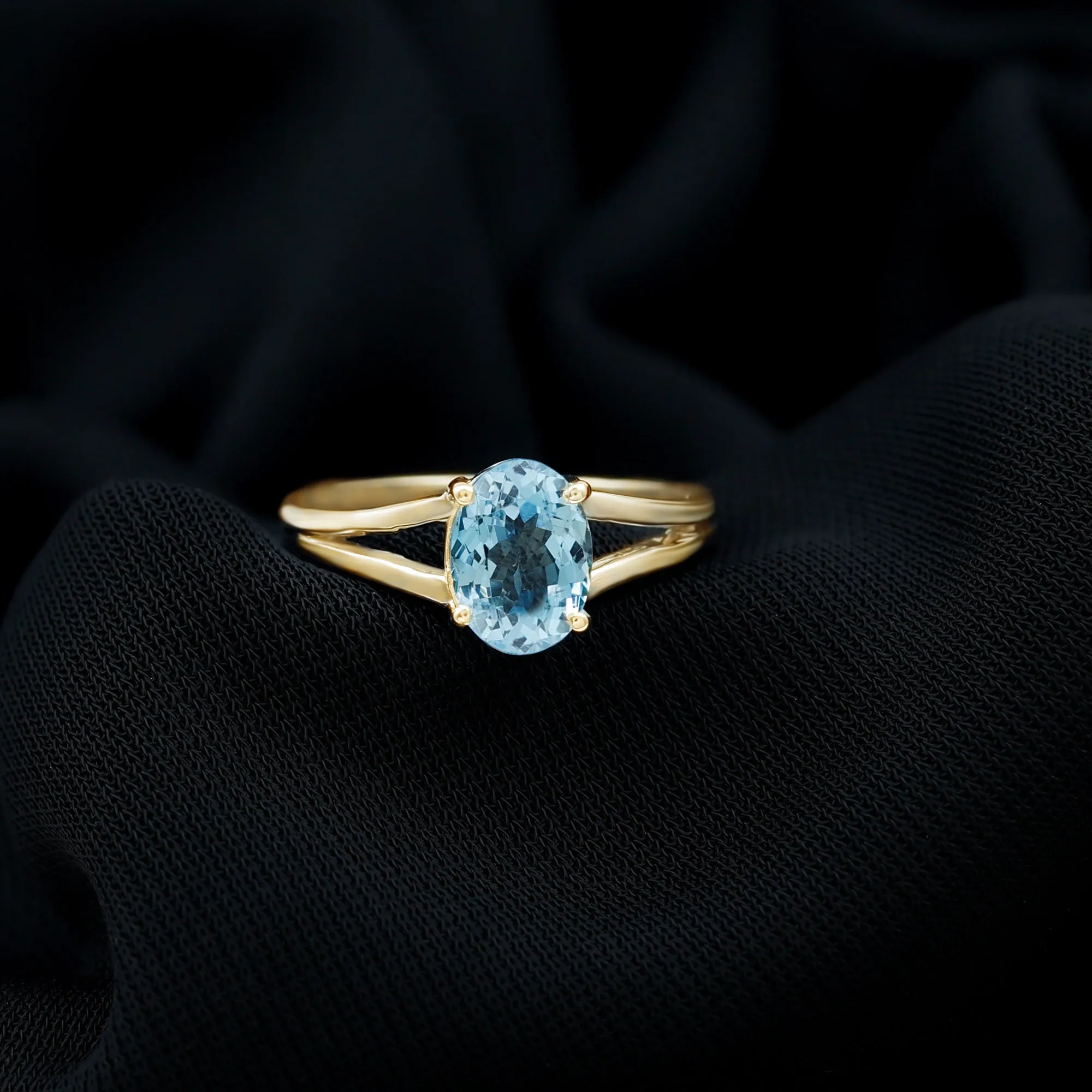 Oval Aquamarine Solitaire Engagement Ring in Split Shank