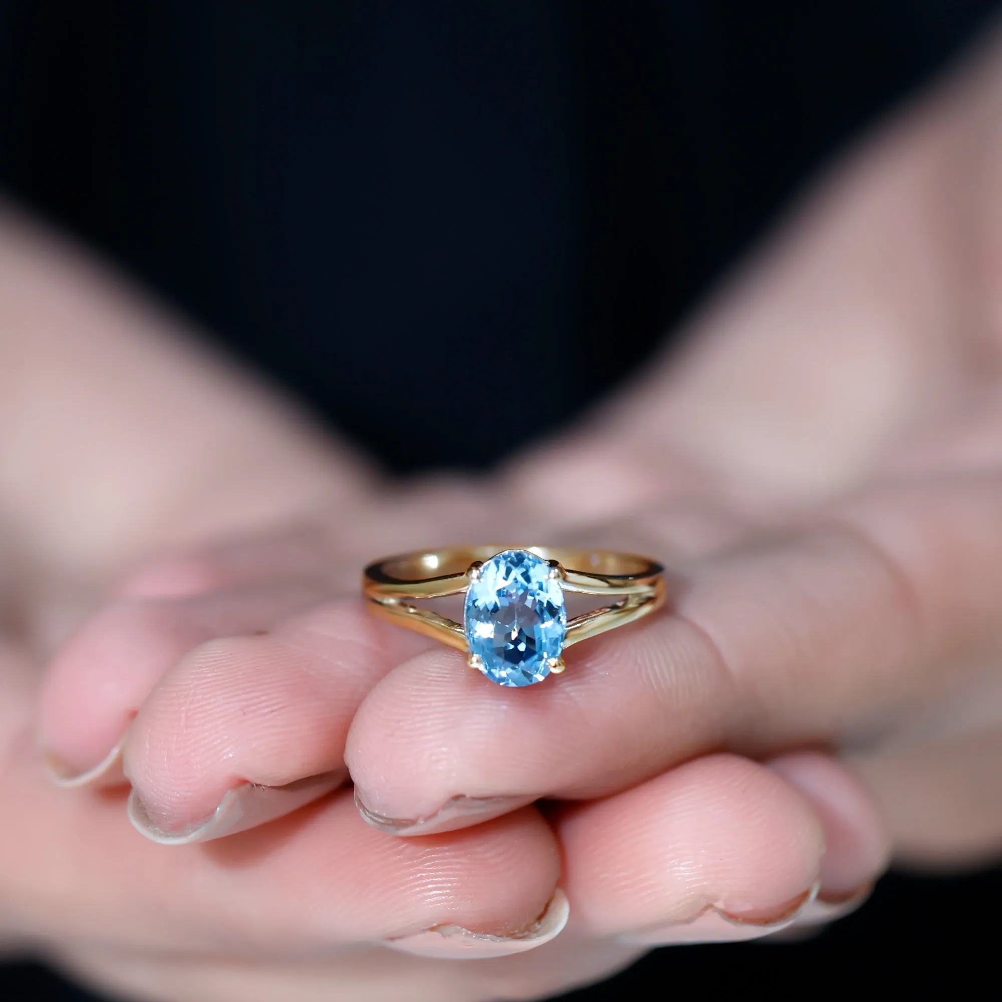 Oval Aquamarine Solitaire Engagement Ring in Split Shank