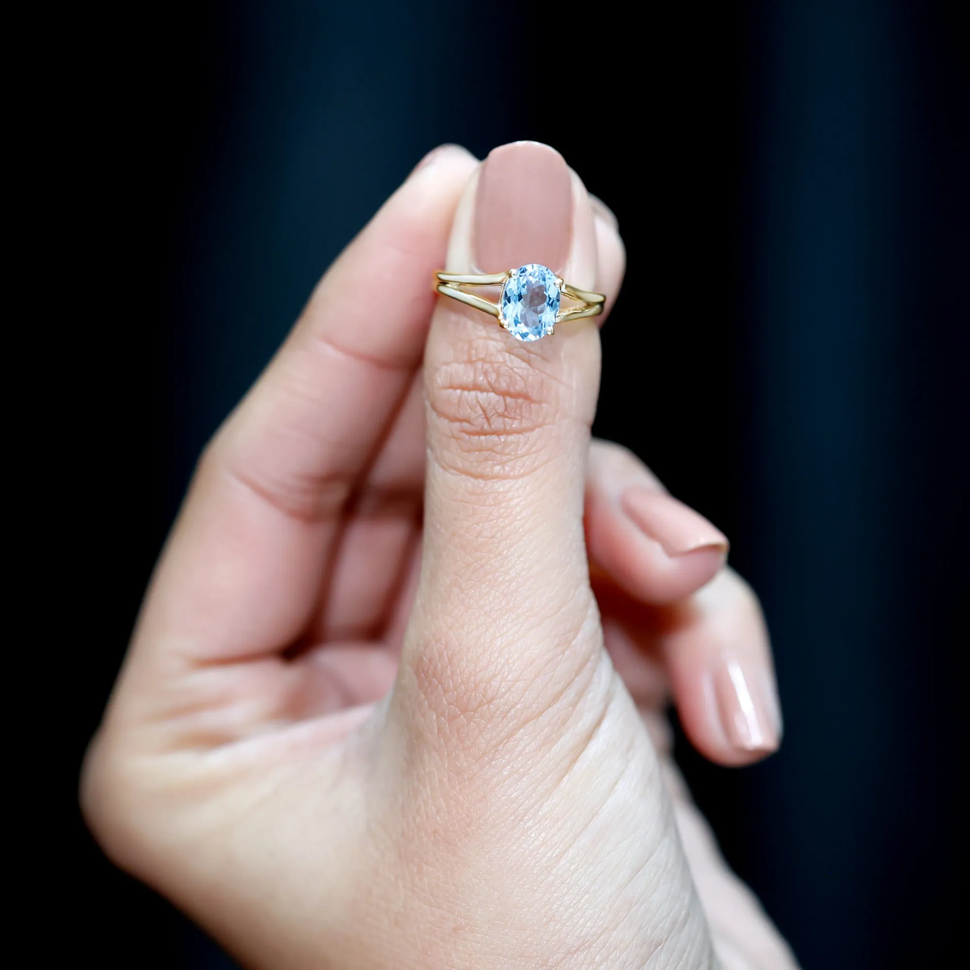 Oval Aquamarine Solitaire Engagement Ring in Split Shank