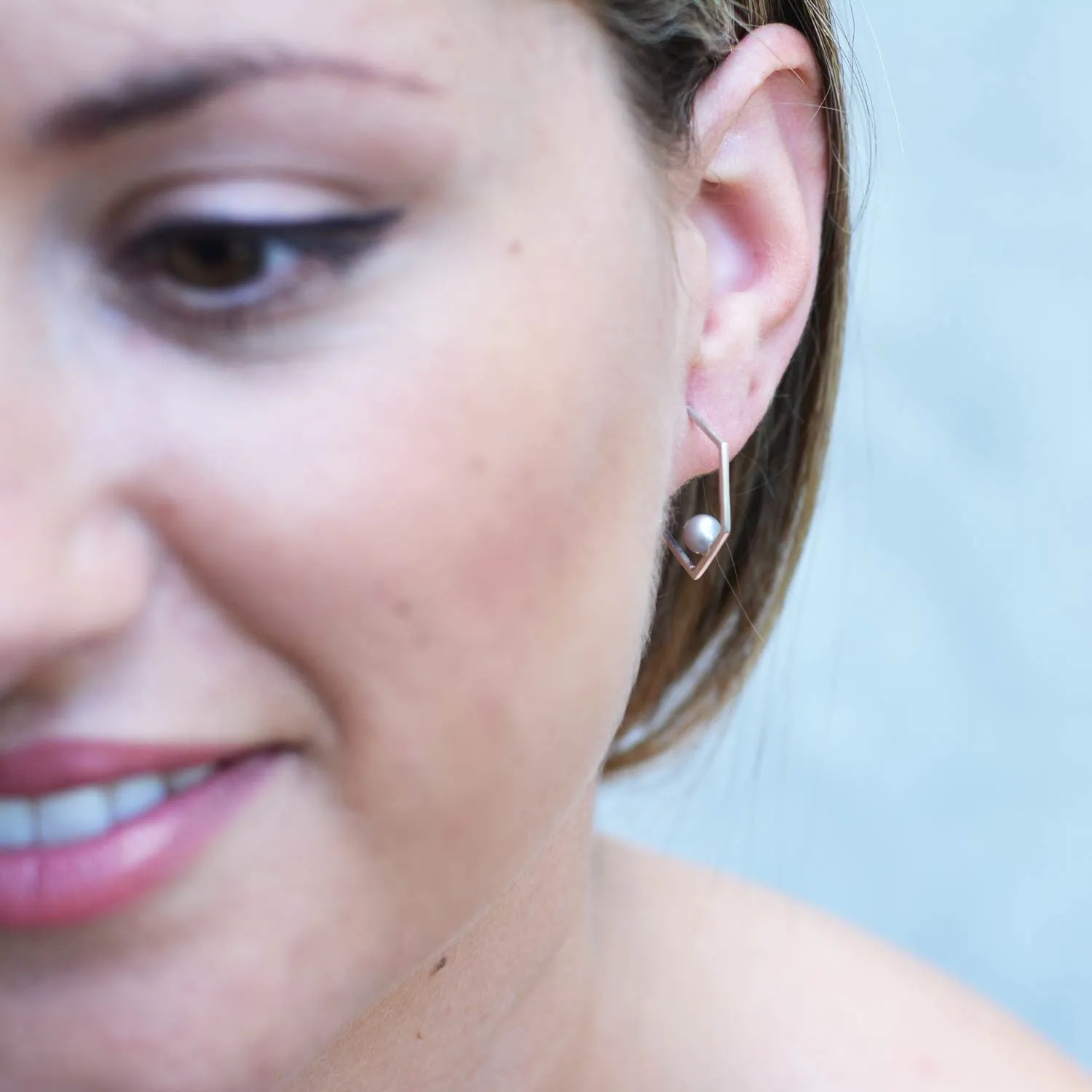 Silver White Pearl Earrings Minerva
