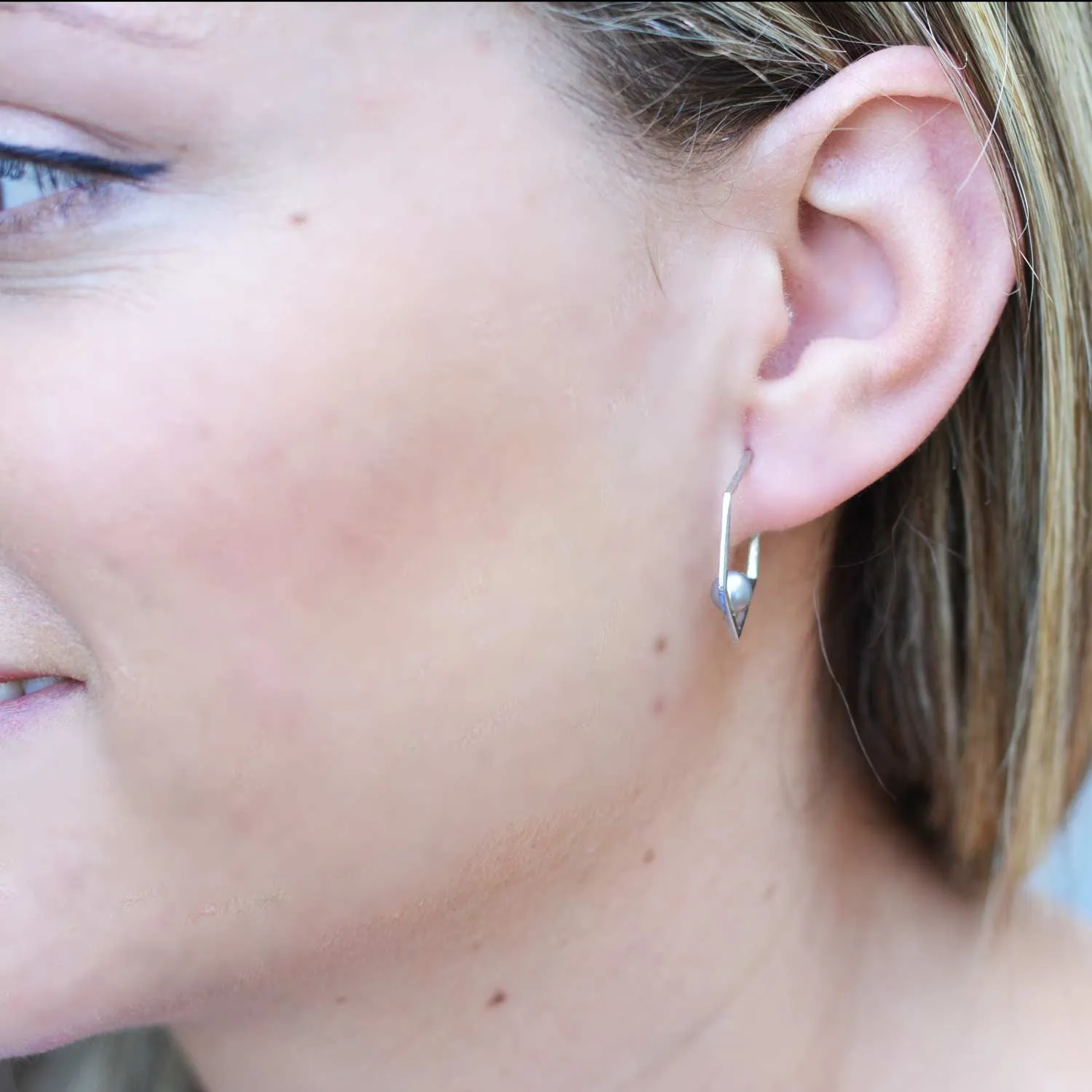 Silver White Pearl Earrings Minerva