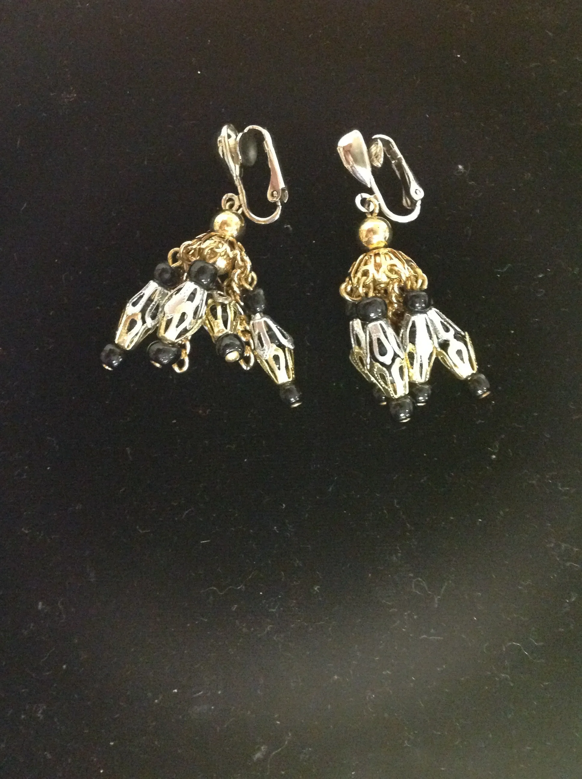 Vintage Goldtone Metal Chain Bead Black Chandelier Style Pendant Clip On Earrings