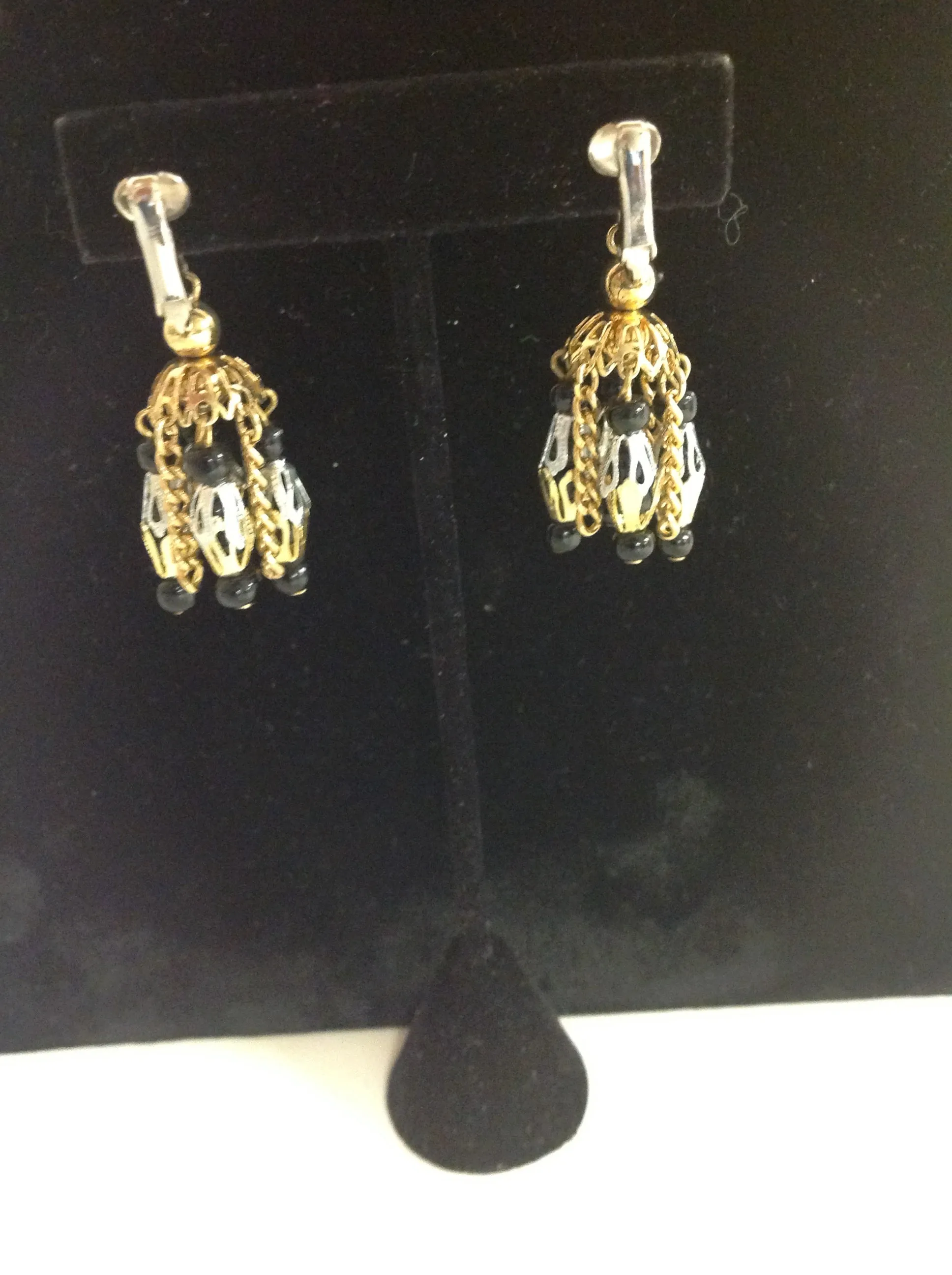 Vintage Goldtone Metal Chain Bead Black Chandelier Style Pendant Clip On Earrings